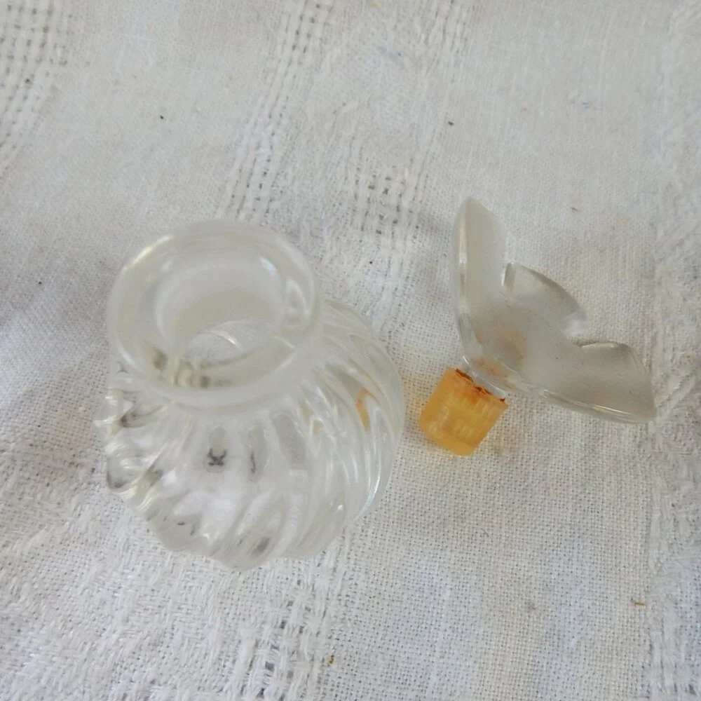 Nina Ricci Clear Glass Perfume Bottle - Lalique - Frosted Dove - Picture 3 of 3